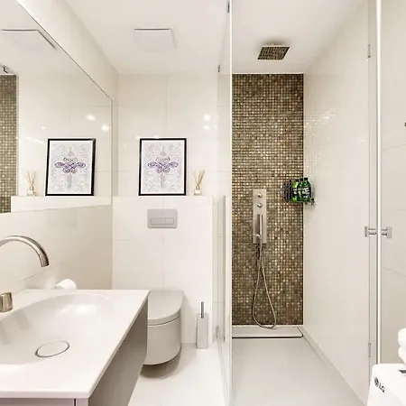 Centre Armani Apartment